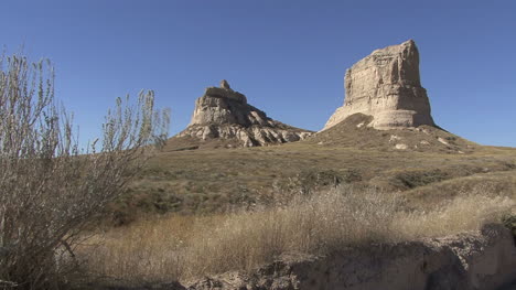 Nebraska-Counthouse-Rock-Mit-Gras