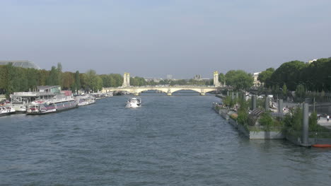 París-Sena-Con-Barcos-Acercándose-Hacia-El-Puente