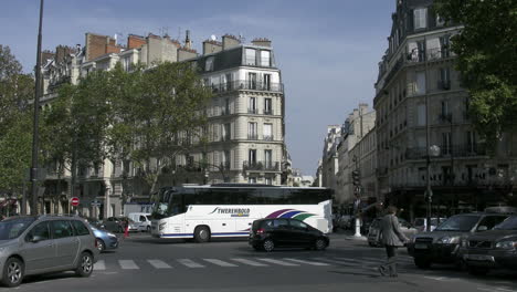 Tráfico-De-París-Con-Bus-Blanco