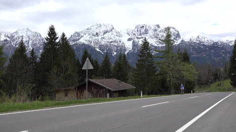 Österreich-Dolomitenblick-Mit-Fahrradfahrer