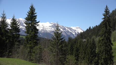 Austria-Montaña-Y-Prados-Se-Acerca-A-Las-Montañas