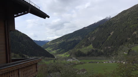 österreich-Alpenhaus-Umrahmt-Talblick