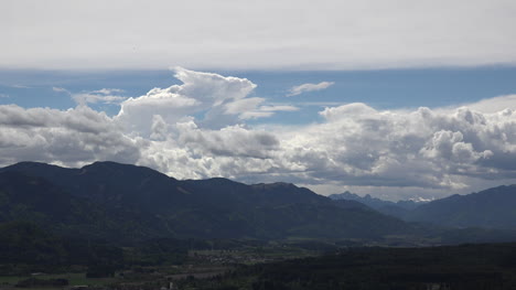 Austria-Las-Nubes-Se-Mueven-Sobre-Las-Montañas