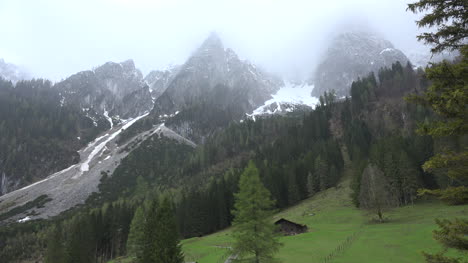 Österreich-Wolken-Verdecken-Teilweise-Die-Gosaukann
