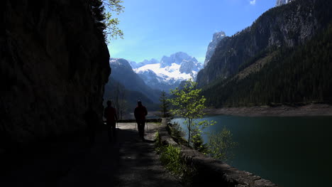 Austria-Excursionistas-En-Ruta-Por-Vista-Dachstein