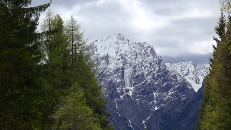 Österreich-Blick-Auf-Den-Dolomitengipfel