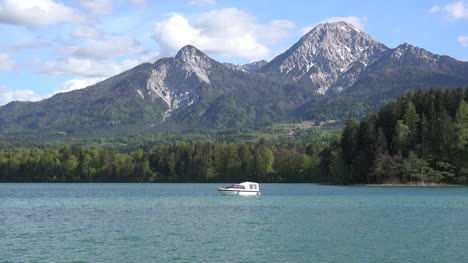 österreich-Weißes-Boot-Im-Faaker-Zee