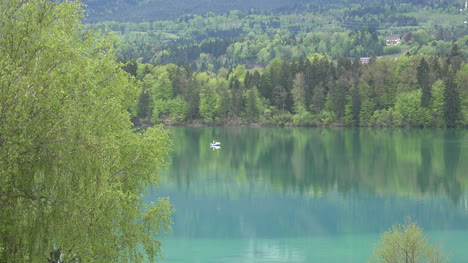 österreich-Zoom-Out-Vom-Boot-Im-Faaker-See