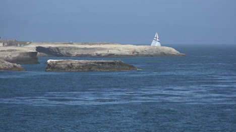 California-Lighthouse-Point-Mit-Segelboot