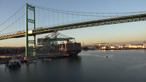 Kalifornien-San-Pedro-Containerschiff-Und-Brücke