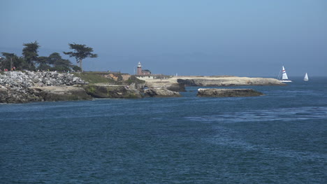 Kalifornien-Santa-Cruz-Leuchtturm-Und-Segelboote