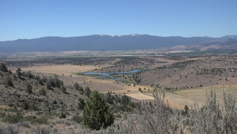 California-dry-western-landscape-zooms-on-lake