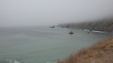 Kalifornien-Nebel-über-Lost-Coast-Mountains-Vergrößern