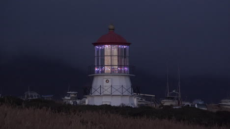 Kalifornischer-Leuchtturm-Von-Mendocino-An-Der-Verlorenen-Küste-Herauszoomen
