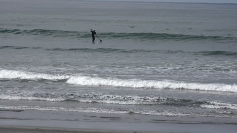 Kalifornien-Mann-Reitet-Wellen-Auf-Paddle-Board