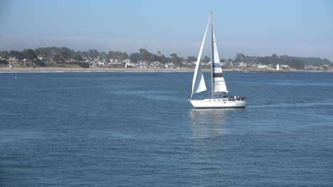 Kalifornien-Segelboot-Und-Ufer