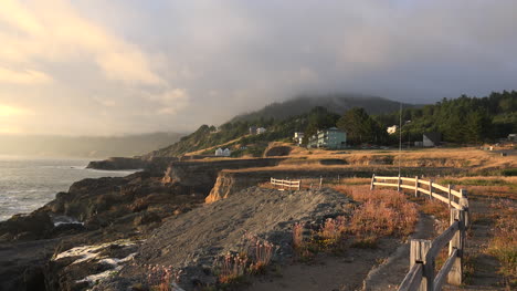 California-Vista-Con-Valla-De-Madera-En-La-Costa-Perdida