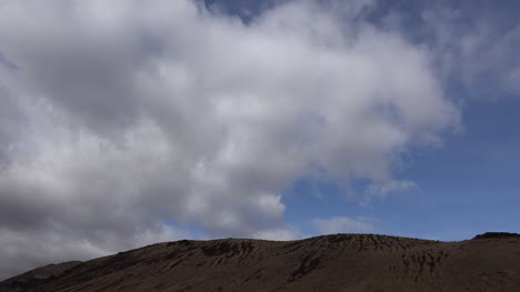 Nube-Se-Mueve-Sobre-La-Colina-Estéril-Lapso-De-Tiempo
