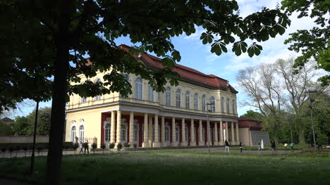 Alemania-Merseburg-Gente-Jugando-Por-Fuente-Construyendo-En-El-Parque