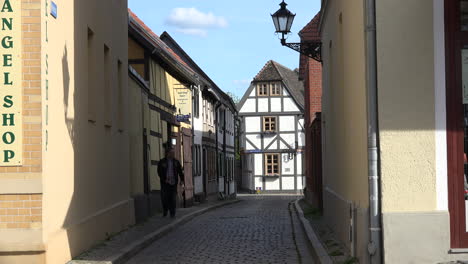 Deutschland-Tangermünde-Mann-In-Gasse-Von-Traditionellen-Häusern