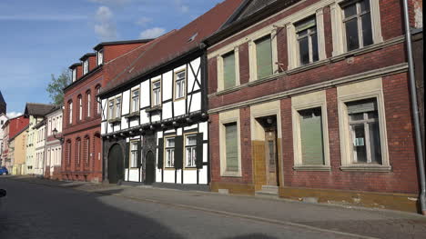 Alemania-Tangermunde-Street-Scene-Con-Casas