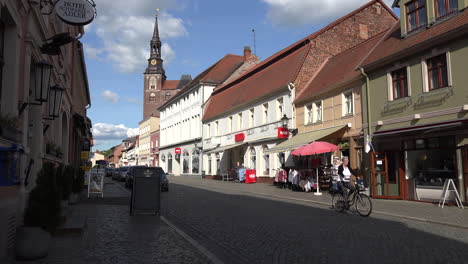 Deutschland-Tangermünde-Straße-Mit-Fahrrädern