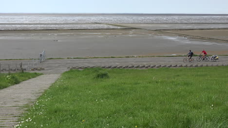 Germany-Wadden-Sea-low-tide-couple-on-bicycles