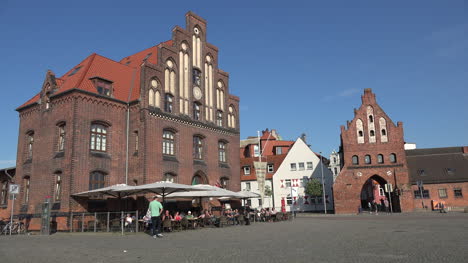 Deutschland-Wismar-Gebäude-Am-Hafen-Mit-Straßencafé-With