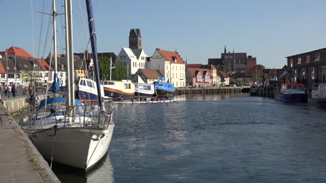 Alemania-Wismar-Harbour-View-Con-Velero