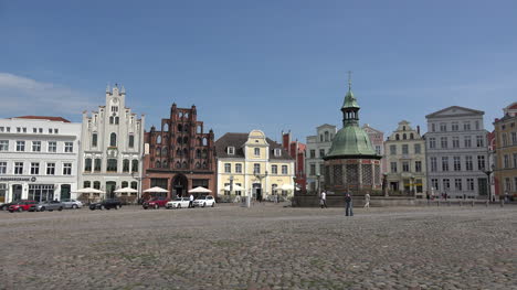 Germany-Wismar-market-square-in-sun-zoom-in