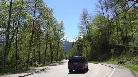 Alemania-Coches-En-Carretera-En-Berchtesgaden