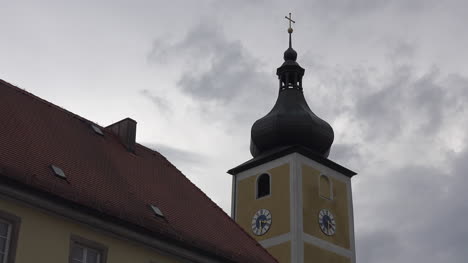 Deutschland-Kirchturm-Mit-Dunklen-Wolken