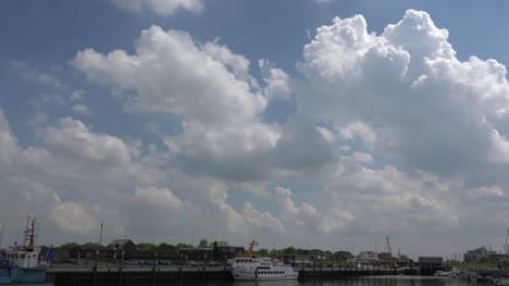Deutschland-Wolken-über-Einem-Hafen
