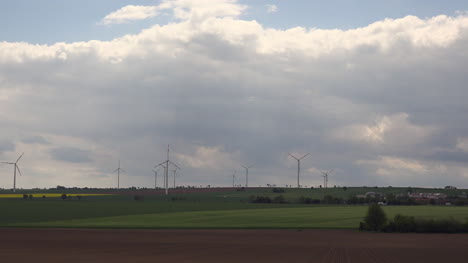 Deutschland-Bewölkt-Sich-über-Windmühlen