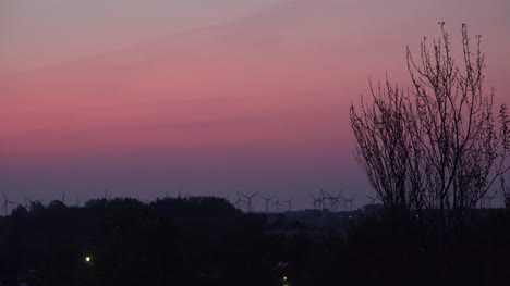 Deutschland-Entfernte-Windkraftanlagen-Im-Morgengrauen