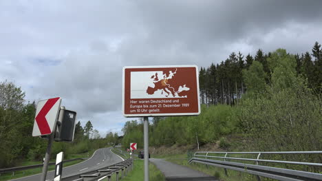 Deutschland-Teilung-Europas-Schild-Mit-Auto-Vorbei