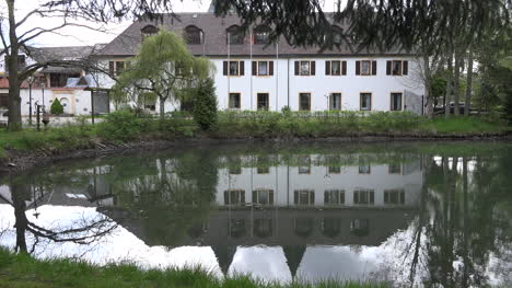 Casa-Solariega-De-Alemania-Reflejada-En-El-Estanque