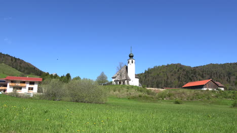 Deutschland-Moderne-Kirche-Auf-Einem-Hügel
