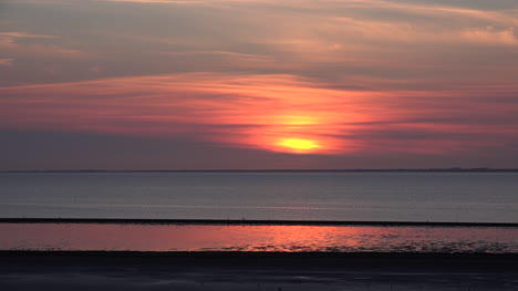 Deutschland-Untergehende-Sonne-Blick-Auf-Das-Wattenmeer-Mit-Vögeln