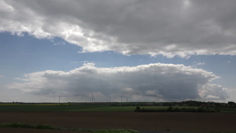 Deutschland-Zwei-Wolken-über-Landschaft