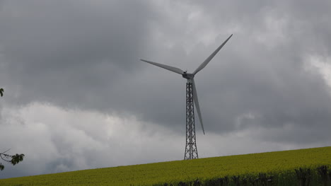Deutschland-Windkraftanlage-Und-Bewölkter-Himmel