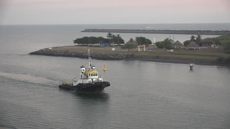 Guatemala-tug-boat-in-harbor