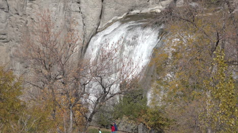 Idaho-Shoshone-Fällt-Im-Herbst-Mit-Bäumen