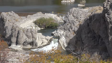 Idaho-Shoshone-Fällt-Kleiner-Sturz-Zwischen-Felsen