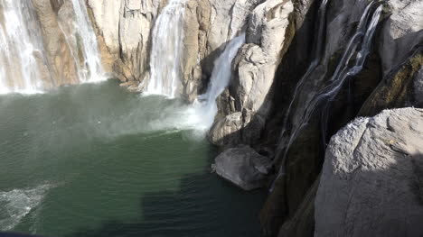 Idaho-Shoshone-Falls-Se-Acerca-A-La-Base-De-La-Cascada