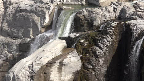 Los-Pájaros-De-Idaho-Acuden-A-La-Roca-En-Las-Cataratas-Shoshone