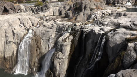 Idaho-Zoomt-Vögel-Auf-Felsen-Bei-Shoshone-Fallss