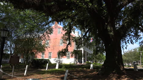 Louisiana-St-Martinville-old-inn-under-historic-oak
