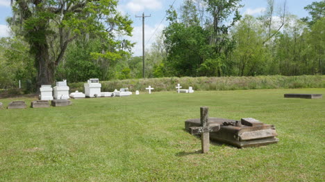 Cementerio-Del-Condado-De-Louisiana-Con-Lápidas