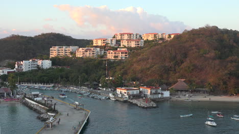 Mexico-Huatulco-evening-with-houses-and-boats